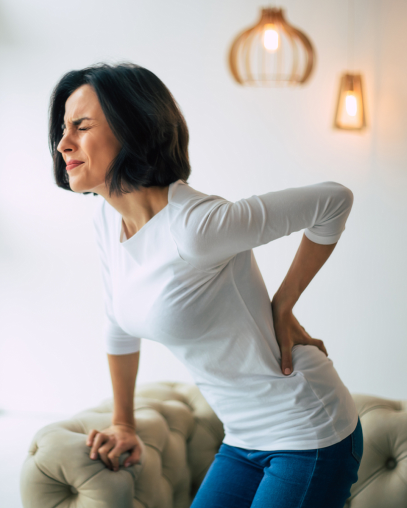 δισκοκήλη woman in back pain