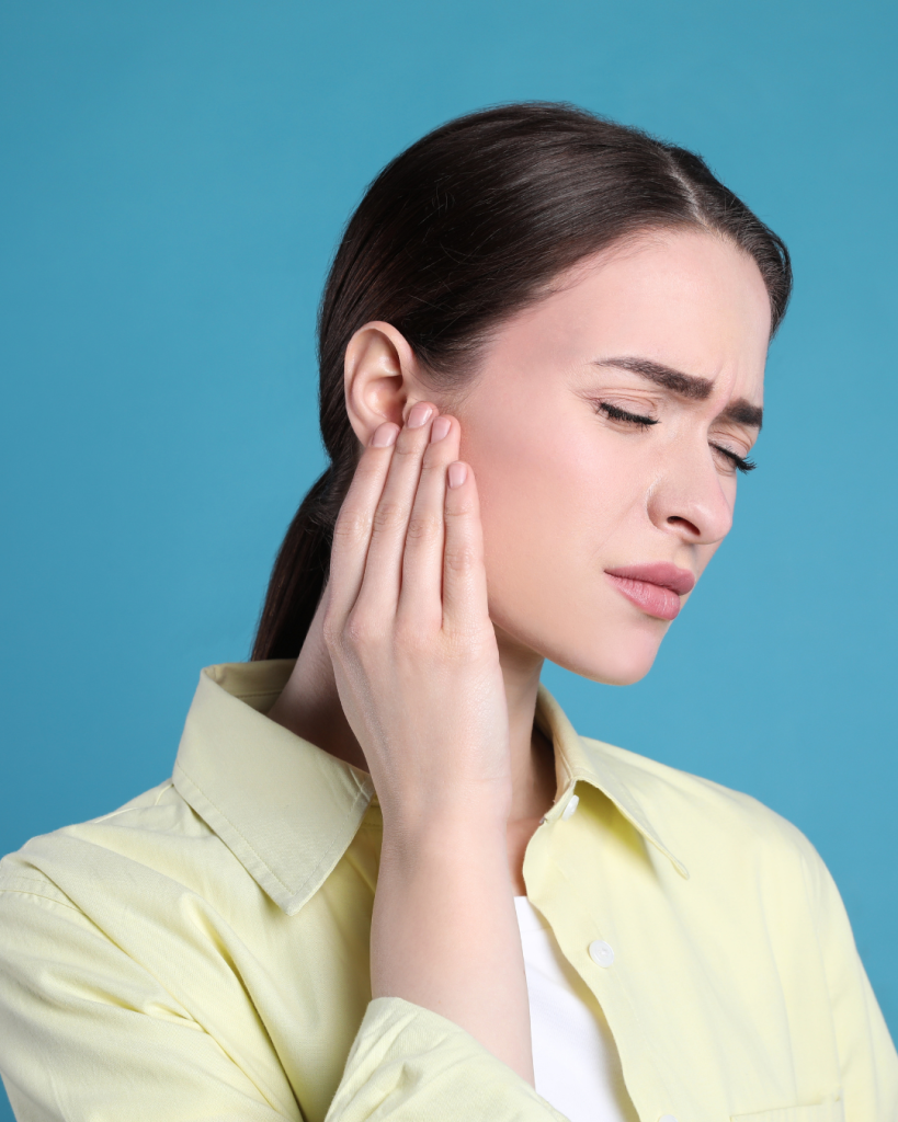 ακουστικό νευρίνωμα woman in ear pain