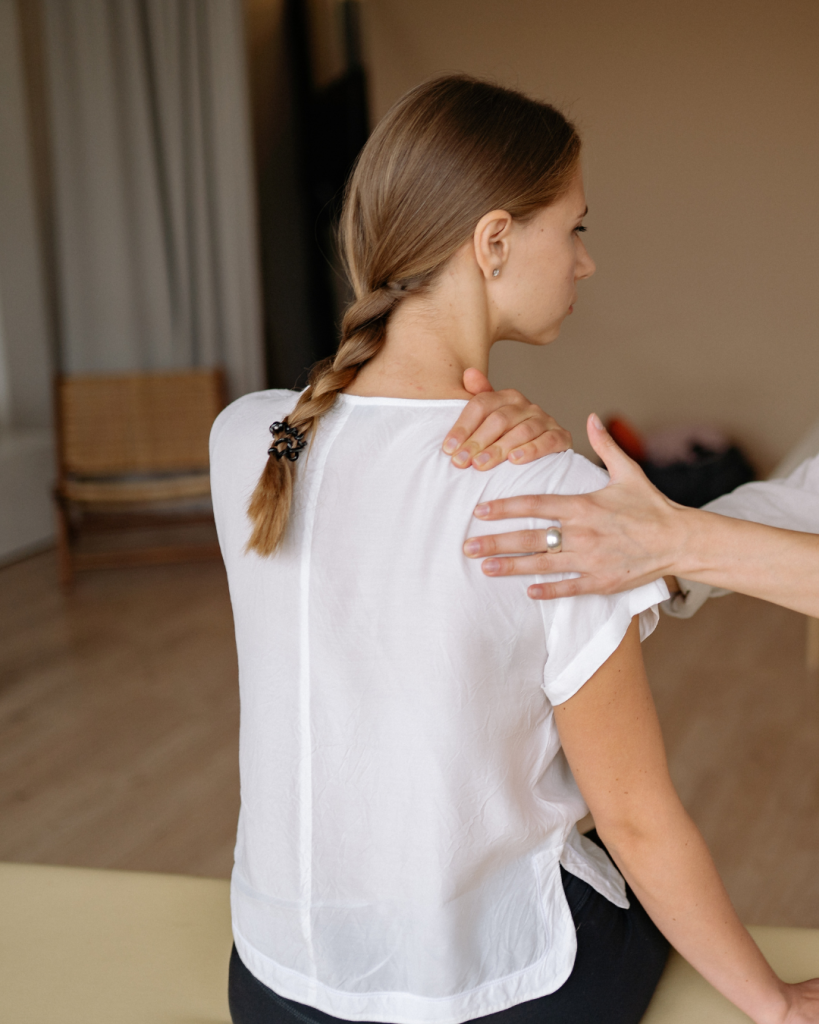 αρθροσκόπηση ώμου woman in shoulder pain