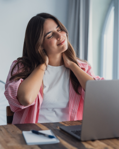 καθιστική εργασία woman sitting in desk having pain in the neck