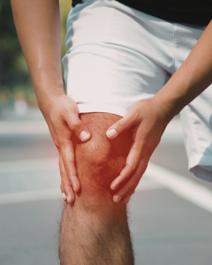 σύνδρομο λαγονοκνημιαίας ταινίας man in knee pain