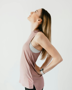 τετράγωνος οσφυϊκός μυς woman with back pain