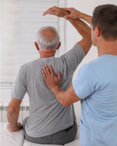 νευροδυναμικές δυσλειτουργίες man in physiotherapy