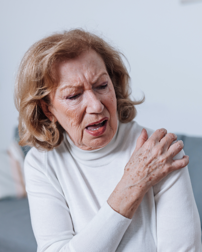 σύνδρομο υπακρωμιακής προστριβής woman in shoulder pain