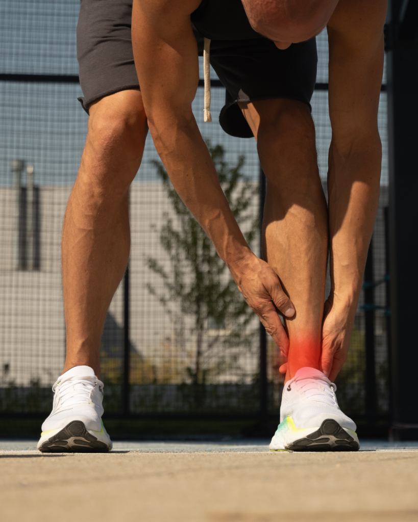 τενοντοπάθεια περονιαίων man in ankle pain